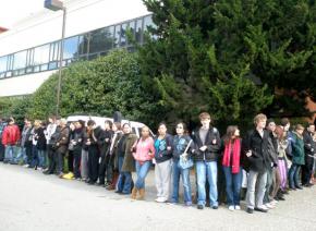 SFSU students linked arms and encircled the occupied business administration building