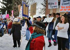 Hundreds stand up against the militias in Harney County