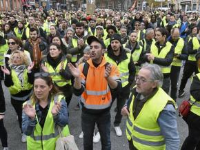“Yellow vest” protesters take to the streets of Toulouse, France